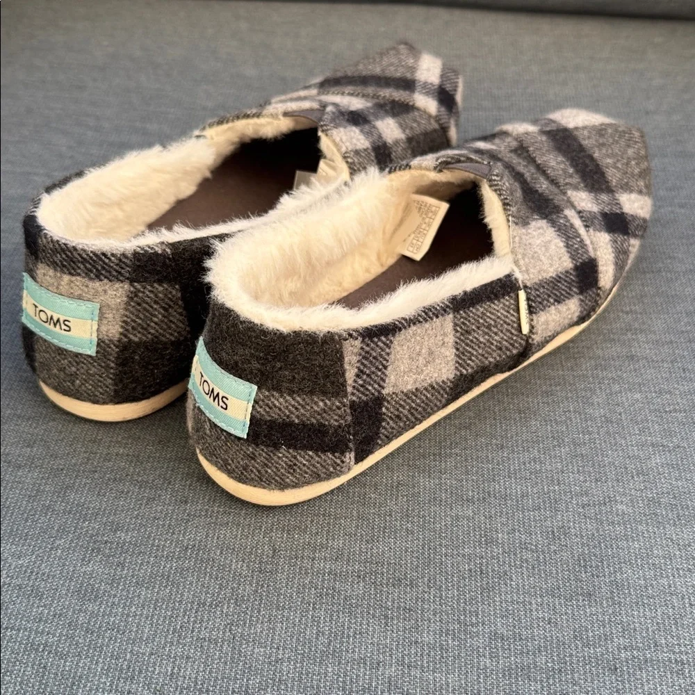 TOMS Women’s Size 6 Black White Plaid Slip-On Shoes Faux Fur Lined - Picture 3 of 9